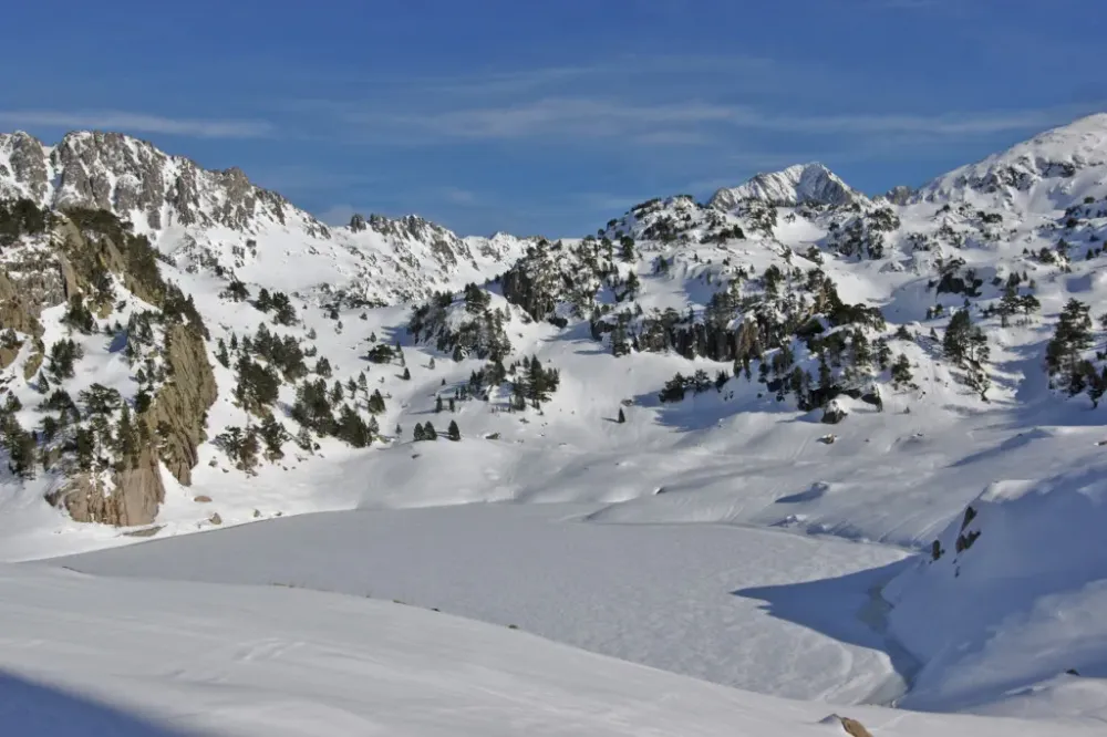 image banniere montagne enneigé